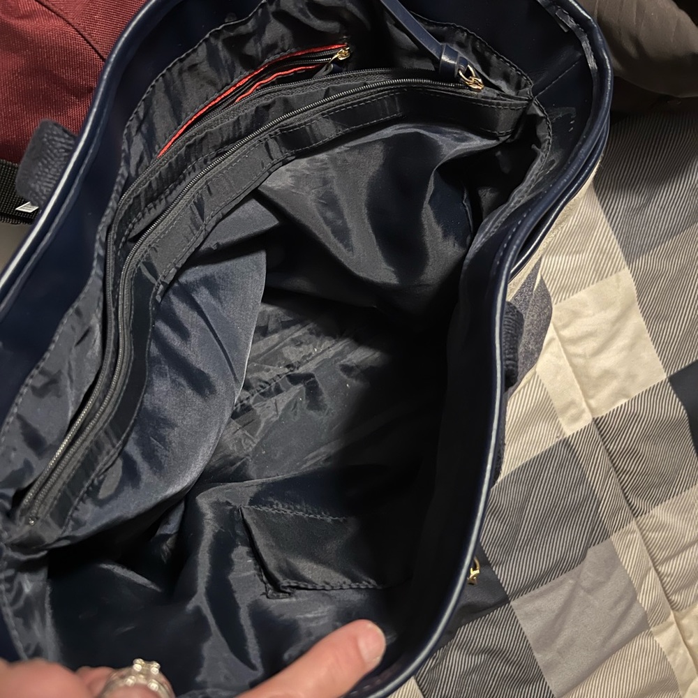 Tommy Hilfiger purse - Picture 3 of 9